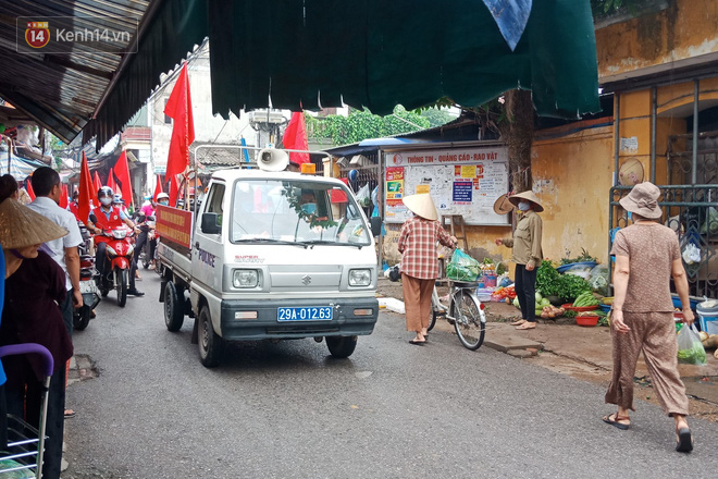 Hà Nội: Công an ra quân nhắc nhở người dân đeo khẩu trang chống COVID-19 trước khi tiến hành xử phạt - Ảnh 4.