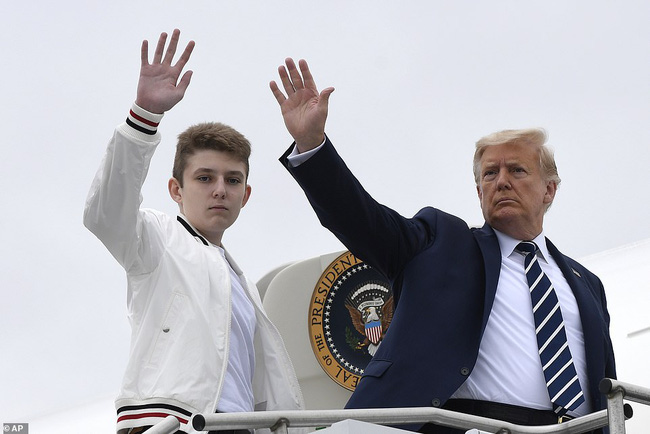 Hoàng tử Nhà Trắng Barron Trump lộ diện trước công chúng sau một thời gian dài vắng mặt, gây chú ý với chiều cao và vóc dáng khủng - Ảnh 1.