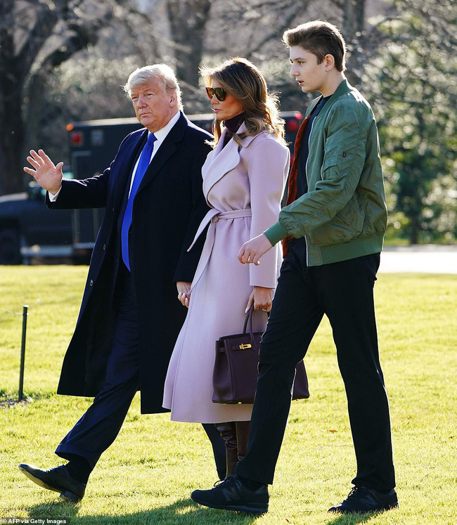 Hoàng tử Nhà Trắng Barron Trump lộ diện trước công chúng sau một thời gian dài vắng mặt, gây chú ý với chiều cao và vóc dáng khủng - Ảnh 3.
