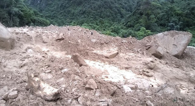 Lai Châu: Tảng đá lớn từ sườn núi bất ngờ rơi xuống đè chết người - Ảnh 1.