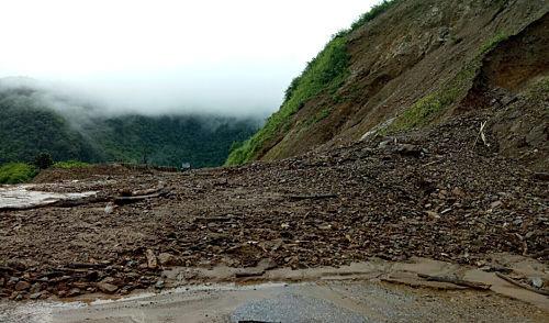 Lai Châu: Tảng đá lớn từ sườn núi bất ngờ rơi xuống đè chết người - Ảnh 3.
