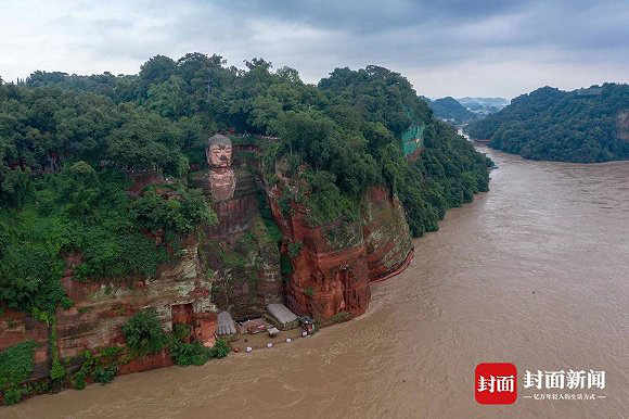 Mưa lớn kéo dài ở Tứ Xuyên tạo nên trận lũ lớn nhất sau 65 năm, khiến nước dâng cao đến bệ chân tượng Phật khổng lồ - Ảnh 4.