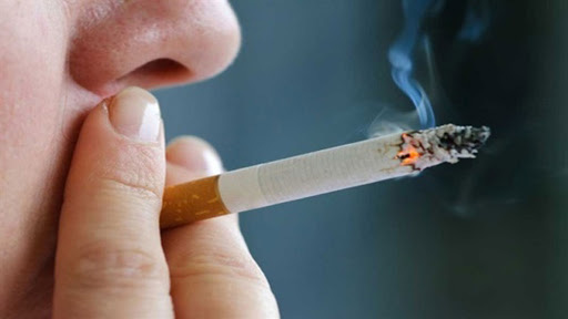 Hút thuốc làm tăng gấp đôi tốc độ phát triển bệnh nhiễm COVID-19 - Ảnh 2.