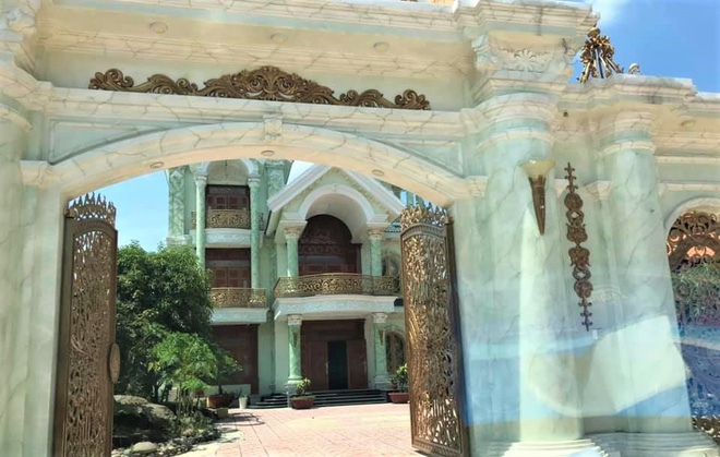 Đại gia B&igrave;nh Dương rao b&aacute;n căn biệt thự ốp gỗ, chạm trổ, d&aacute;t v&agrave;ng v&ocirc; c&ugrave;ng cầu kỳ - Ảnh 1.