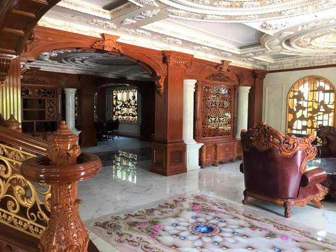 Đại gia B&igrave;nh Dương rao b&aacute;n căn biệt thự ốp gỗ, chạm trổ, d&aacute;t v&agrave;ng v&ocirc; c&ugrave;ng cầu kỳ - Ảnh 2.