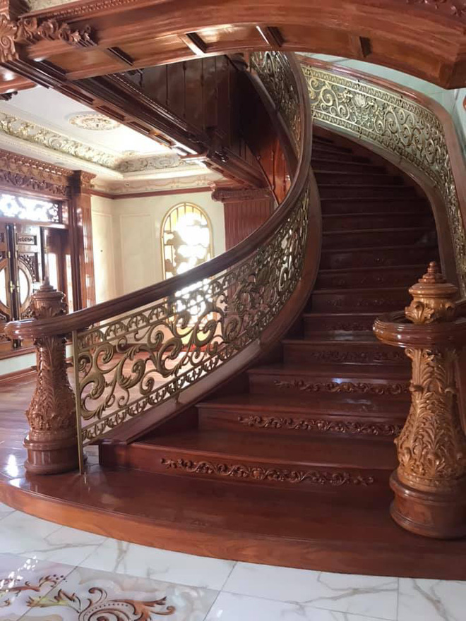 Đại gia B&igrave;nh Dương rao b&aacute;n căn biệt thự ốp gỗ, chạm trổ, d&aacute;t v&agrave;ng v&ocirc; c&ugrave;ng cầu kỳ - Ảnh 3.