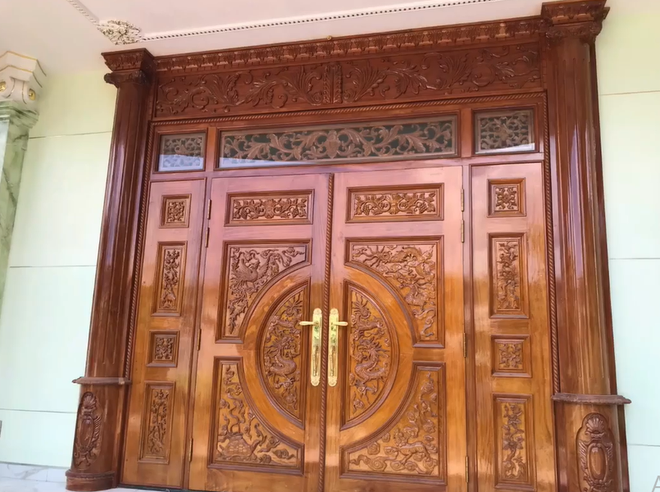 Đại gia B&igrave;nh Dương rao b&aacute;n căn biệt thự ốp gỗ, chạm trổ, d&aacute;t v&agrave;ng v&ocirc; c&ugrave;ng cầu kỳ - Ảnh 5.