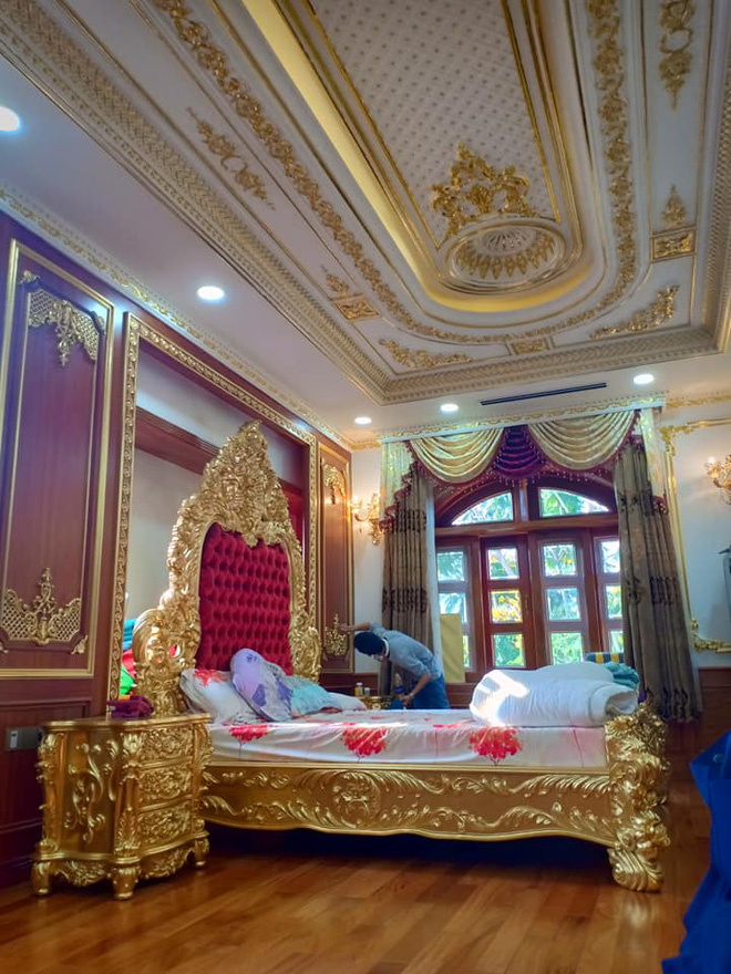 Đại gia B&igrave;nh Dương rao b&aacute;n căn biệt thự ốp gỗ, chạm trổ, d&aacute;t v&agrave;ng v&ocirc; c&ugrave;ng cầu kỳ - Ảnh 7.