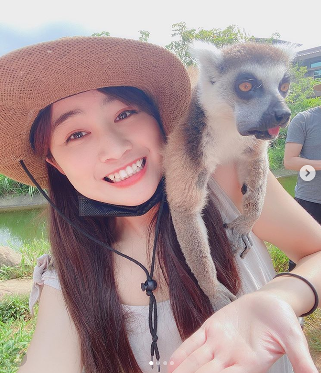 Đi sở thú làm vlog, cô nàng YouTuber bất ngờ bị vượn sàm sỡ ngay trên sóng - Ảnh 3.