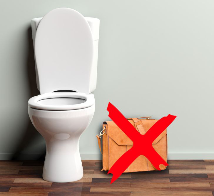Làm sao để sử dụng toilet công cộng một cách an toàn? Đây là 8 điều cần phải ghi nhớ, nếu không muốn rước bệnh vào người - Ảnh 2. Làm sao để sử dụng toilet công cộng một cách an toàn? Đây là 8 điều cần phải ghi nhớ, nếu không muốn rước bệnh vào người - Ảnh 2.