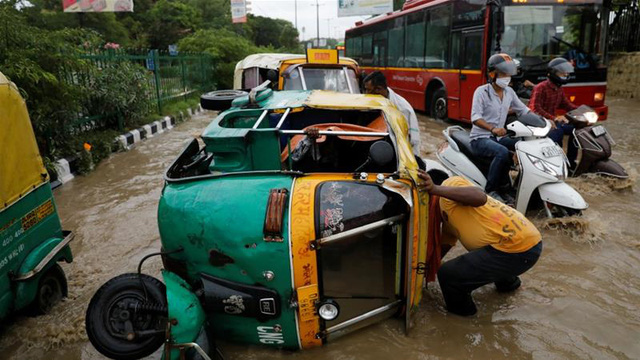 Mưa lớn gây ngập lụt nghiêm trọng, hàng triệu người dân Ấn Độ bị ảnh hưởng - Ảnh 1.
