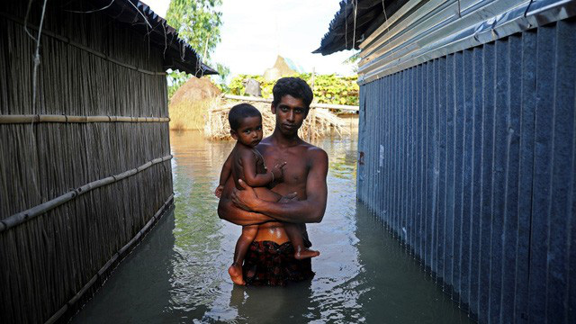 Mưa lớn gây ngập lụt nghiêm trọng, hàng triệu người dân Ấn Độ bị ảnh hưởng - Ảnh 2.