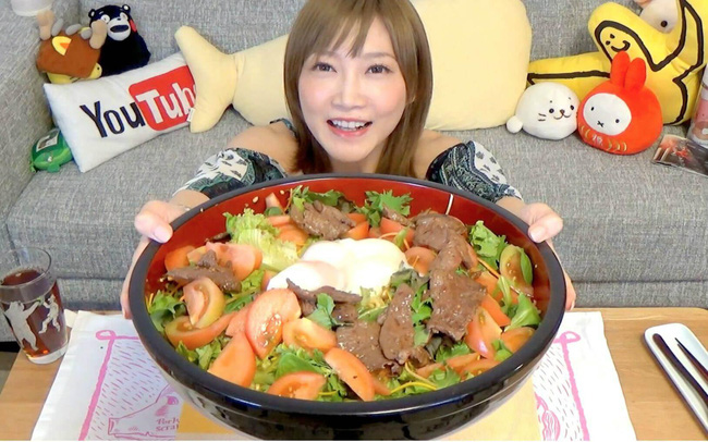 Trào lưu Mukbang ở Trung Quốc: Từ nổi tiếng ảo với chiêu trò tinh vi đến sự lãng phí thức ăn đã bóp chết những người làm nghề chân chính - Ảnh 1.