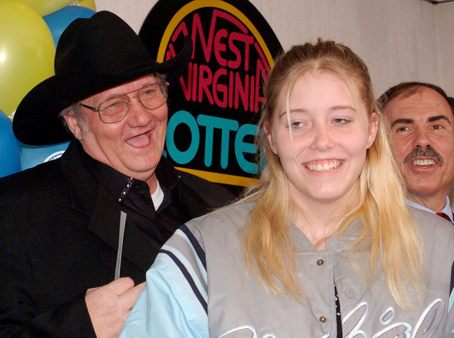 Tờ v&eacute; số trị gi&aacute; h&agrave;ng ngh&igrave;n tỷ đồng của vị doanh nh&acirc;n tưởng l&agrave; may mắn nhưng lại mở ra tấn bi kịch gia đ&igrave;nh, đến c&ocirc; ch&aacute;u g&aacute;i thừa kế cũng kh&ocirc;ng to&agrave;n mạng - Ảnh 4.