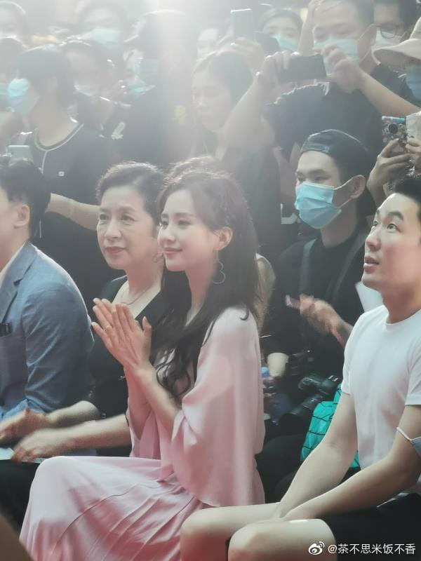 M&agrave;n b&ugrave;ng nổ nhan sắc hot nhất Weibo: Lưu Thi Thi diễm lệ như ti&ecirc;n tử, k&eacute;o đến gif của team qua đường m&agrave; lặng người - Ảnh 2.