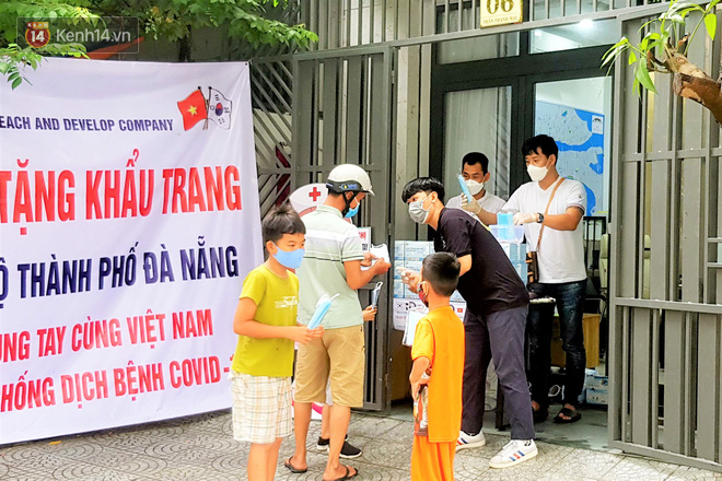 Người nước ngoài tặng nhu yếu phẩm, khẩu trang tiếp sức Đà Nẵng chống Covid-19: Chúng tôi muốn trả ơn thành phố này - Ảnh 3.