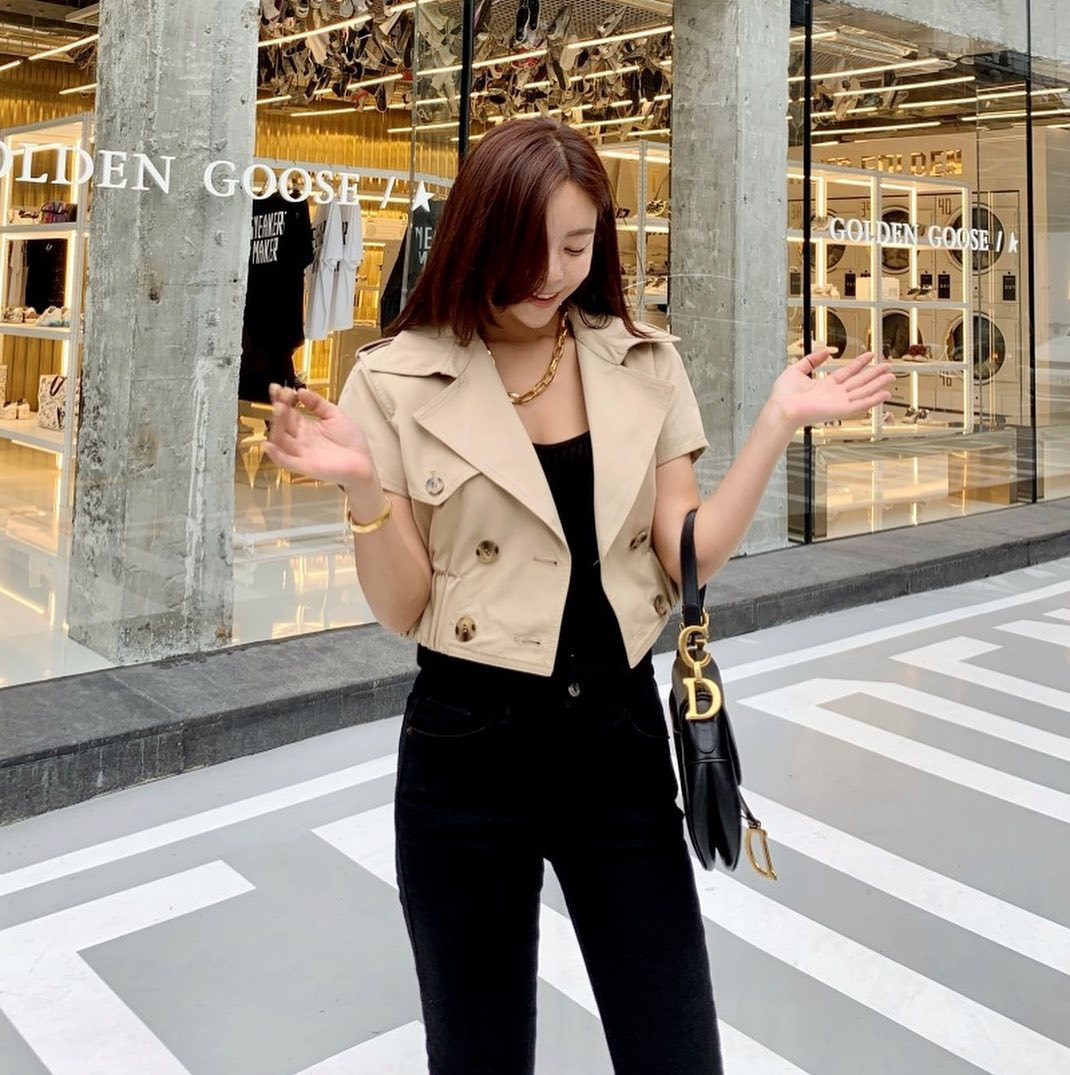 Blazer d&aacute;ng lửng đi đ&acirc;u cũng gặp: Diện l&ecirc;n l&agrave; style sang xịn hơn tắp lự, chẳng tr&aacute;ch chị em hết mực săn đ&oacute;n - Ảnh 8.