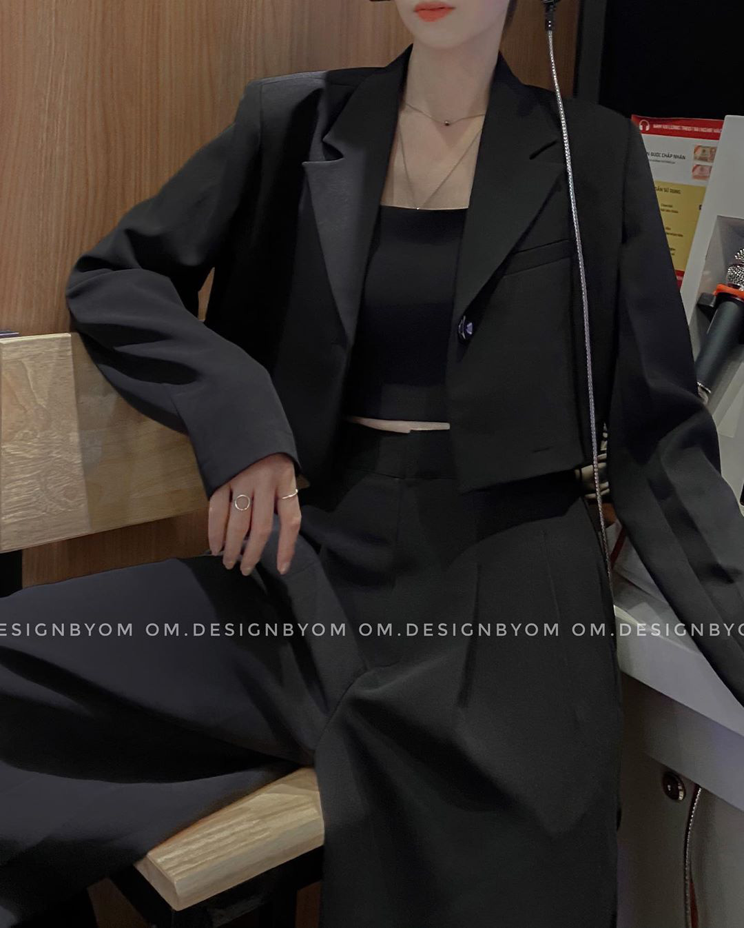 Blazer d&aacute;ng lửng đi đ&acirc;u cũng gặp: Diện l&ecirc;n l&agrave; style sang xịn hơn tắp lự, chẳng tr&aacute;ch chị em hết mực săn đ&oacute;n - Ảnh 6.