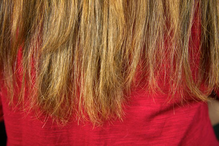 Dừng ngay thói quen buộc gọn tóc khi ngủ bởi nó có thể gây ra 2 vấn đề sức khỏe vô cùng tai hại - Ảnh 3.