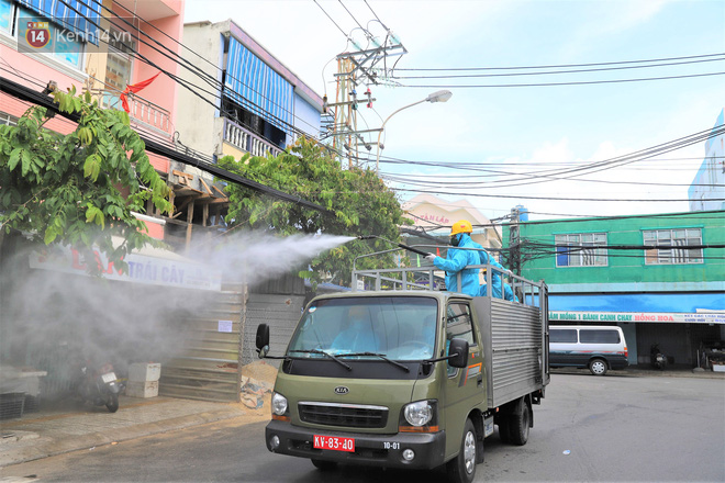 Xuất hiện 4 ca nhiễm Covid-19 mới tại 3 khu chợ, Đà Nẵng phun hoá chất trên diện rộng tại quận Thanh Khê - Ảnh 2.