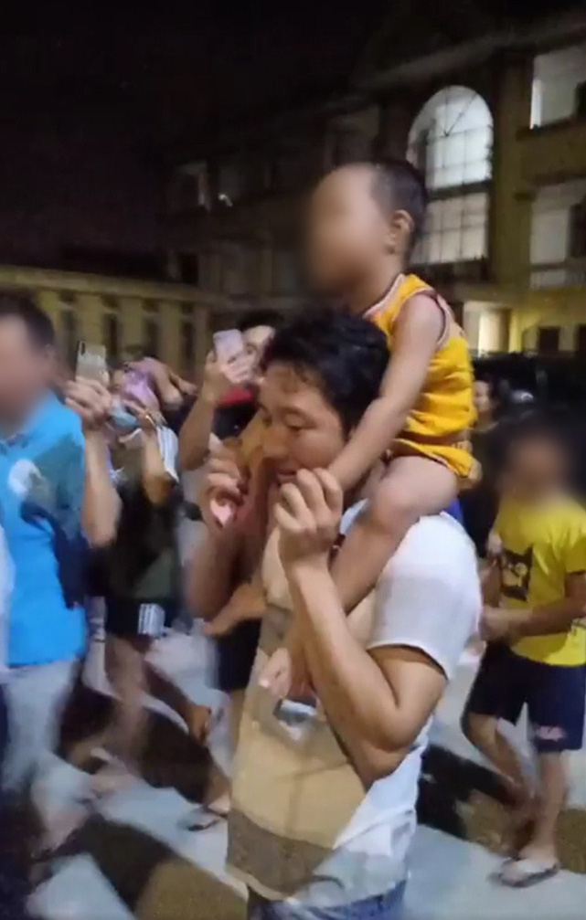 Gia đình cùng hàng trăm người dân đến trụ sở công an đón bé trai 2 tuổi ở Bắc Ninh, tặng hoa và chúc mừng rộn ràng như đêm Giao thừa - Ảnh 4.