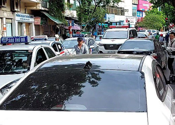 &Aacute;m ảnh c&ograve; xe lộng h&agrave;nh ở Bệnh viện Việt Đức - Ảnh 1.
