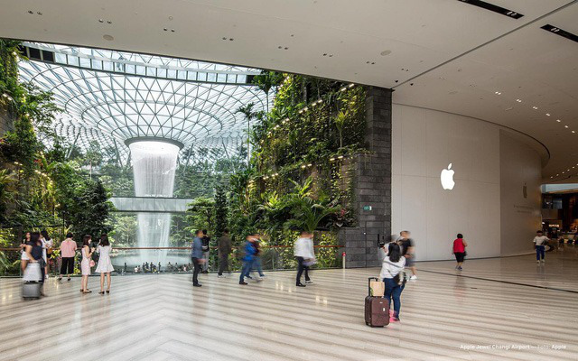 Apple mở cửa hàng thứ 3 tại Singapore, thiết kế hình cầu phát sáng cực độc đáo, đặt nổi trên mặt nước vịnh Marina - Ảnh 4.