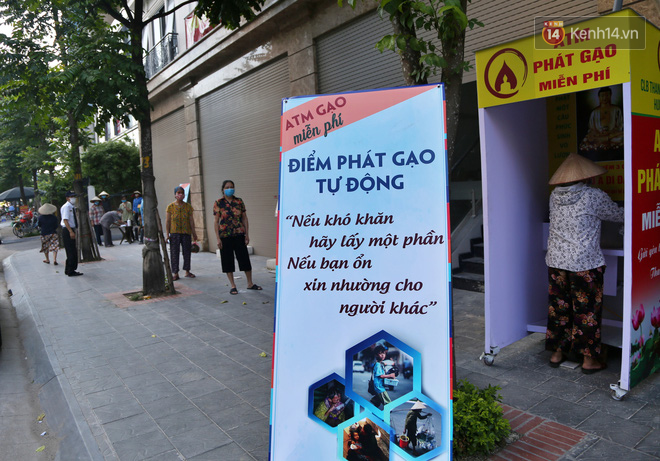Người dân tấp nập xếp hàng tại cây ATM gạo miễn phí ở Hà Nội: Mỗi ngày 3 kg, cô chú cứ ăn hết lại đến lấy - Ảnh 9.