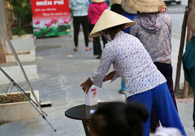 Người dân tấp nập xếp hàng tại cây ATM gạo miễn phí ở Hà Nội: Mỗi ngày 3 kg, cô chú cứ ăn hết lại đến lấy - Ảnh 6.