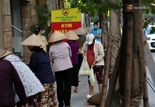 Người dân tấp nập xếp hàng tại cây ATM gạo miễn phí ở Hà Nội: Mỗi ngày 3 kg, cô chú cứ ăn hết lại đến lấy - Ảnh 4.