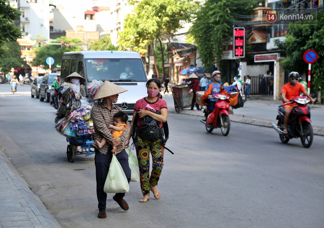 Người dân tấp nập xếp hàng tại cây ATM gạo miễn phí ở Hà Nội: Mỗi ngày 3 kg, cô chú cứ ăn hết lại đến lấy - Ảnh 20.