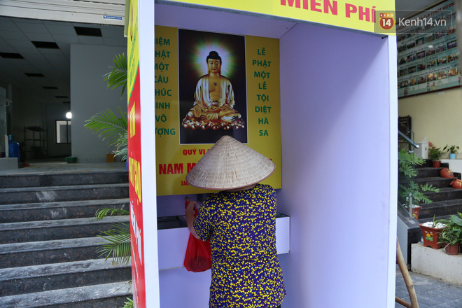 Người dân tấp nập xếp hàng tại cây ATM gạo miễn phí ở Hà Nội: Mỗi ngày 3 kg, cô chú cứ ăn hết lại đến lấy - Ảnh 10.