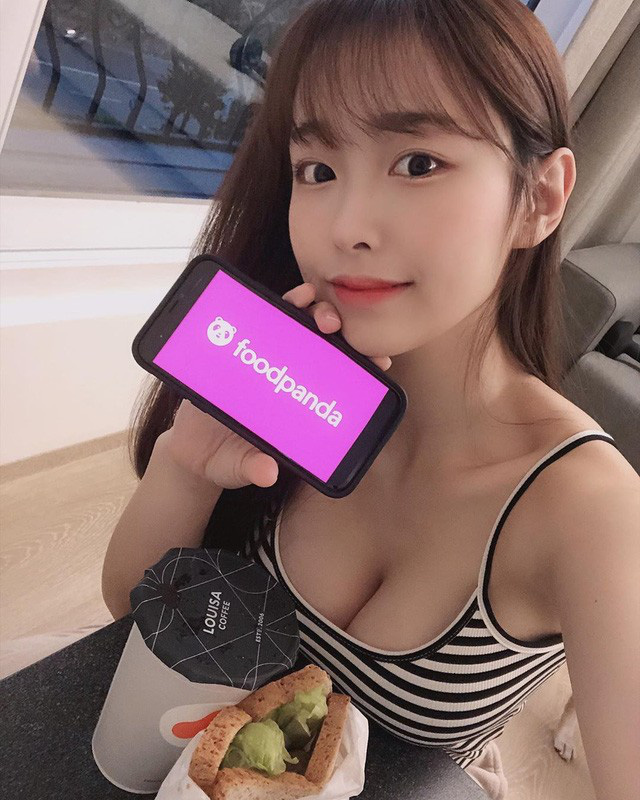 Mặc &aacute;o trễ nải tới lộ cả ngực tr&ecirc;n s&oacute;ng, nữ streamer xinh đẹp kịp thời k&eacute;o &aacute;o, che chắn khi được fan donate nhắc nhở - Ảnh 1.
