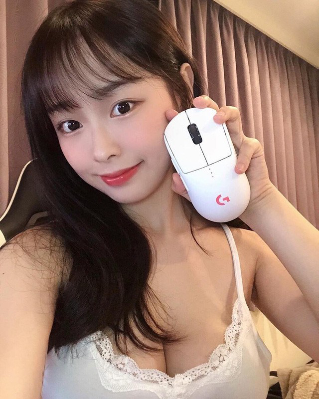 Mặc &aacute;o trễ nải tới lộ cả ngực tr&ecirc;n s&oacute;ng, nữ streamer xinh đẹp kịp thời k&eacute;o &aacute;o, che chắn khi được fan donate nhắc nhở - Ảnh 2.