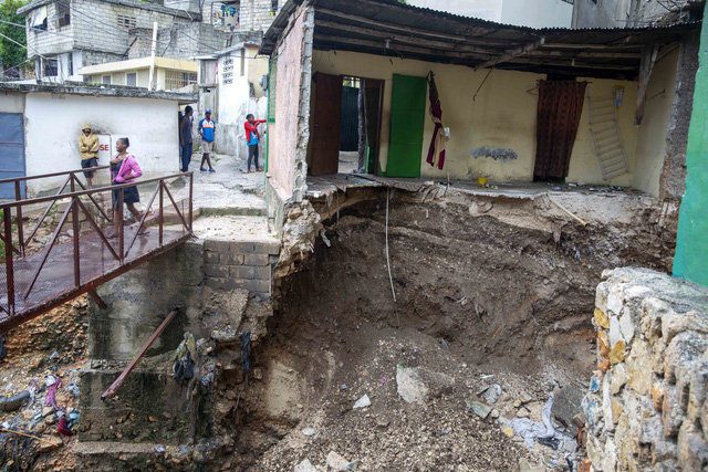 Bão Laura càn quét Haiti, Dominica và Puerto Rico khiến hàng chục người thiệt mạng - Ảnh 1.