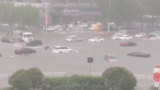 Địa phương đầu tiên ở Trung Quốc báo động đỏ vì mưa lớn do bão Bavi - Ảnh 1.