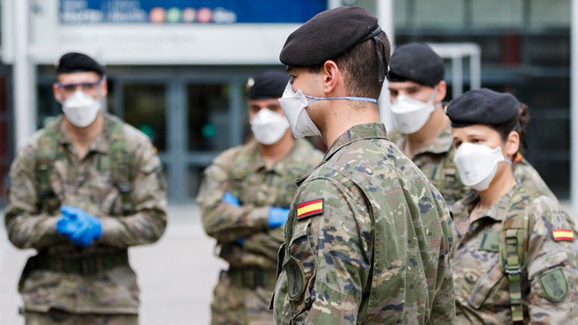 Thiếu nhân viên y tế, Tây Ban Nha điều động 2.000 binh sĩ hỗ trợ chống dịch - Ảnh 1.
