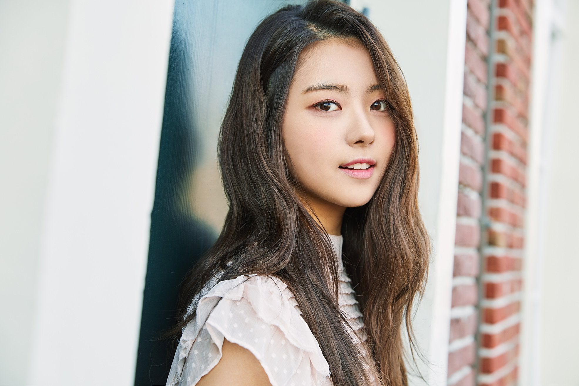 Mina và Lim Nayoung của I.O.I tái hợp, cùng hội idol mỹ nam mở quán bar