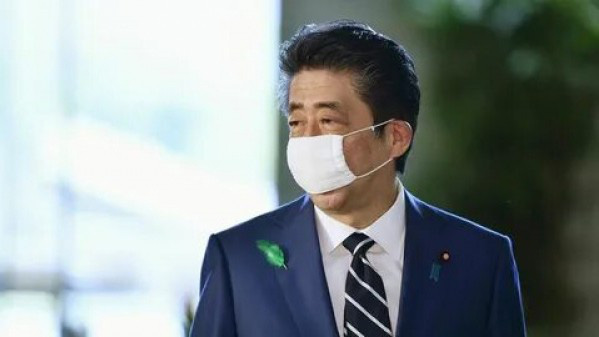 Thủ tướng Nhật Bản ngưng sử dụng khẩu trang “Abenomask” - Ảnh 1.