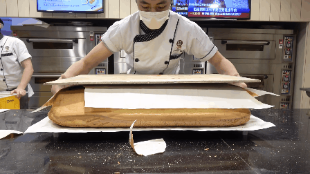 Cận cảnh công đoạn cắt bánh bông lan phô mai khổng lồ ở cửa hàng, từng miếng bánh núng nính được tách ra cực đã mắt - Ảnh 5.