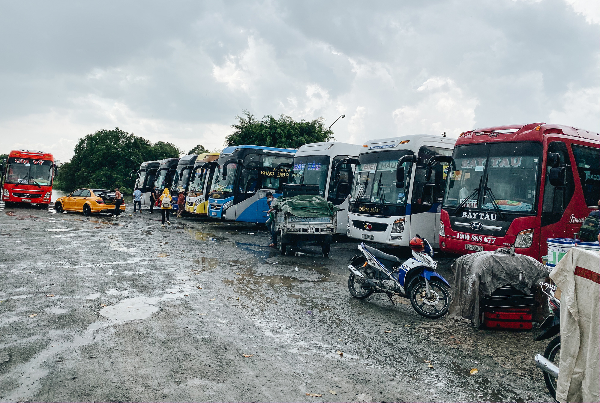 The 2 largest bus stations in Saigon 