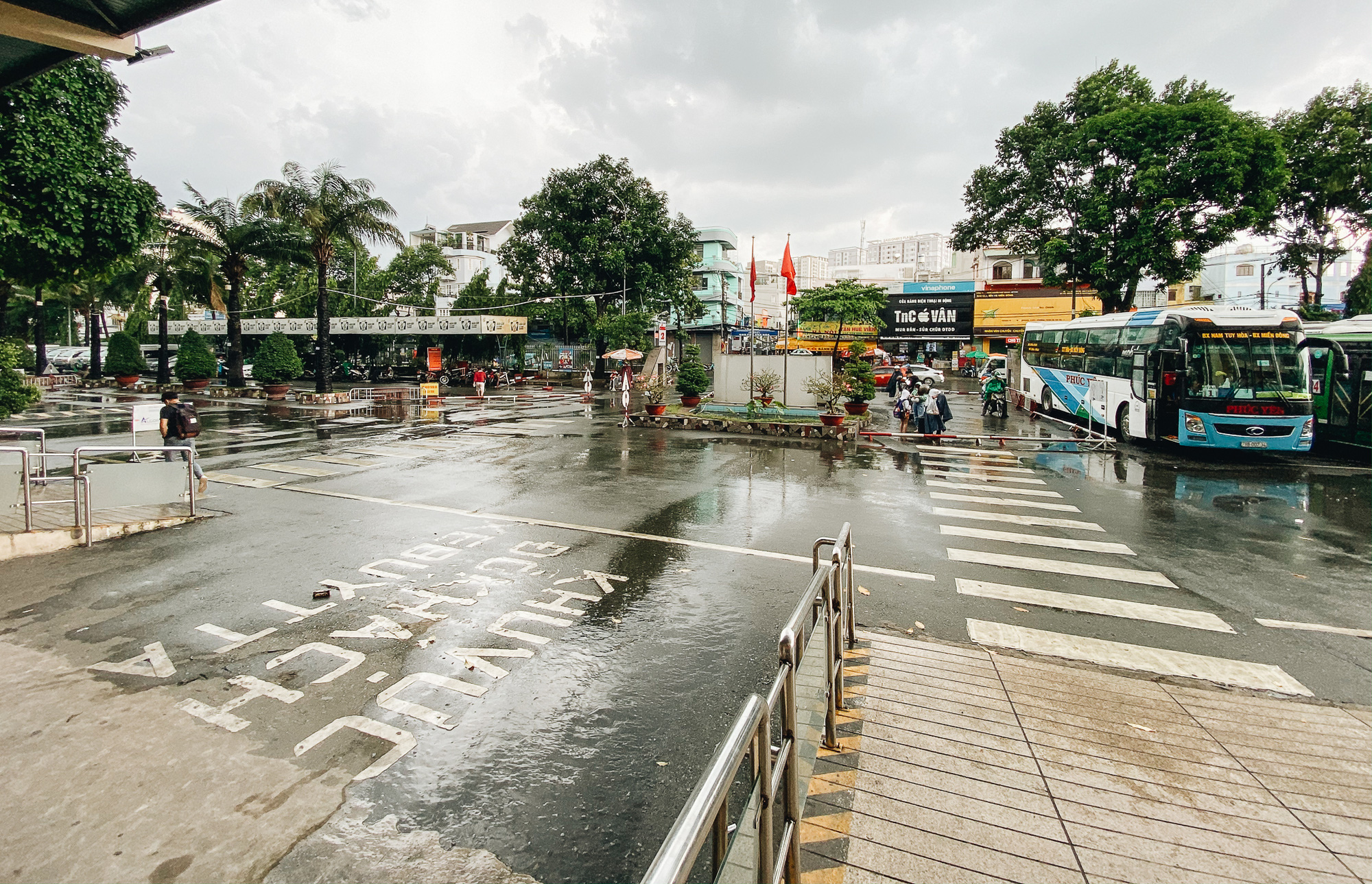 The 2 largest bus stations in Saigon 