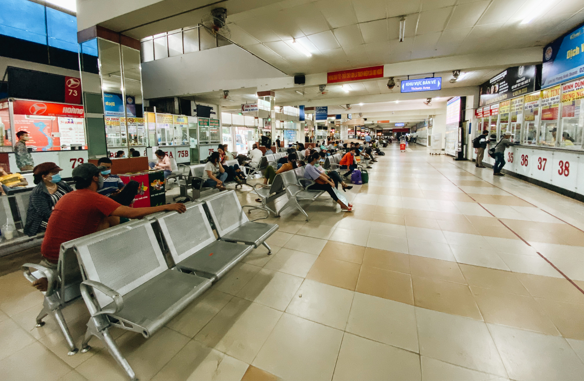 The 2 largest bus stations in Saigon 