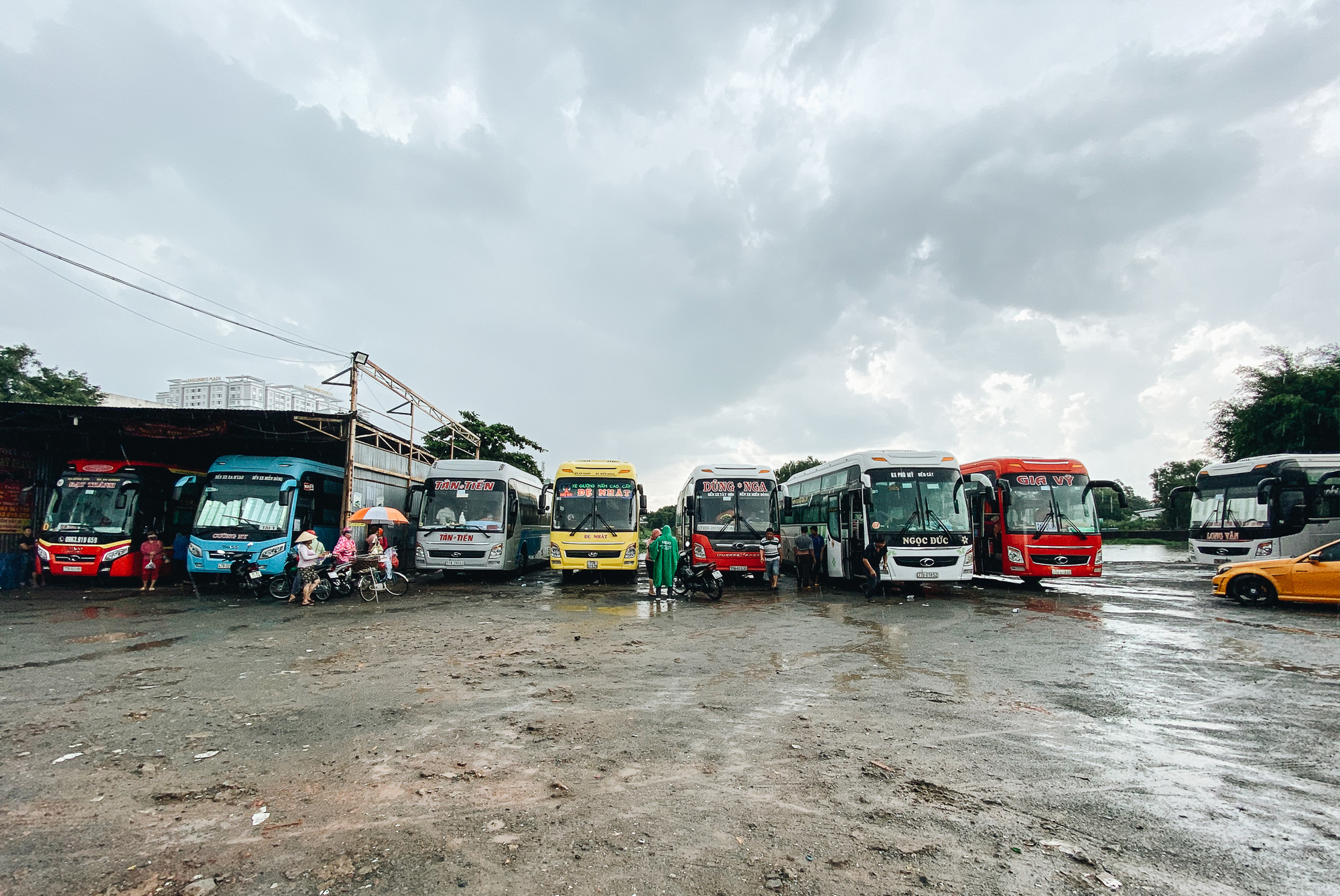 2 largest bus stations in Saigon 