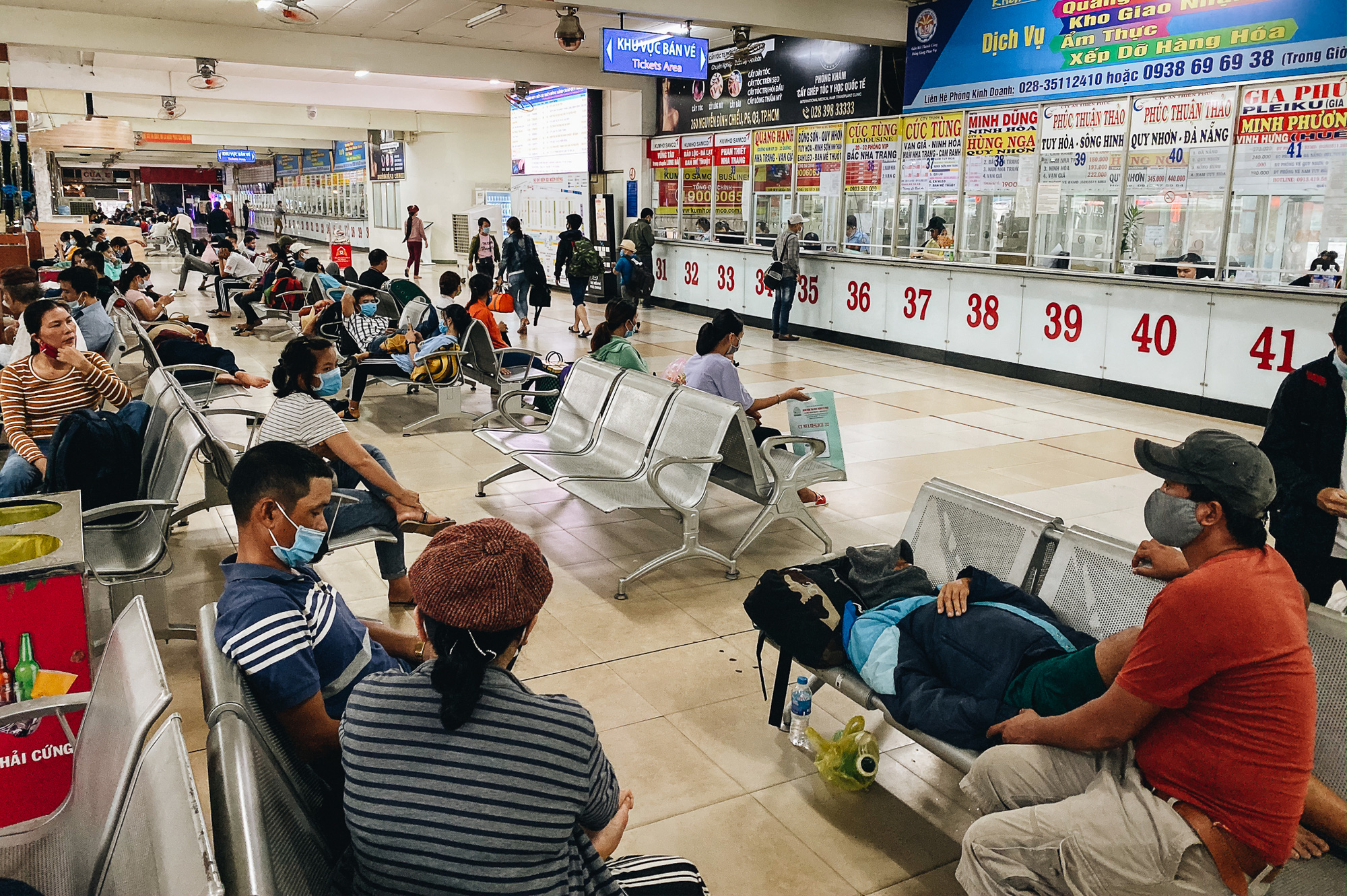 The 2 largest bus stations in Saigon 