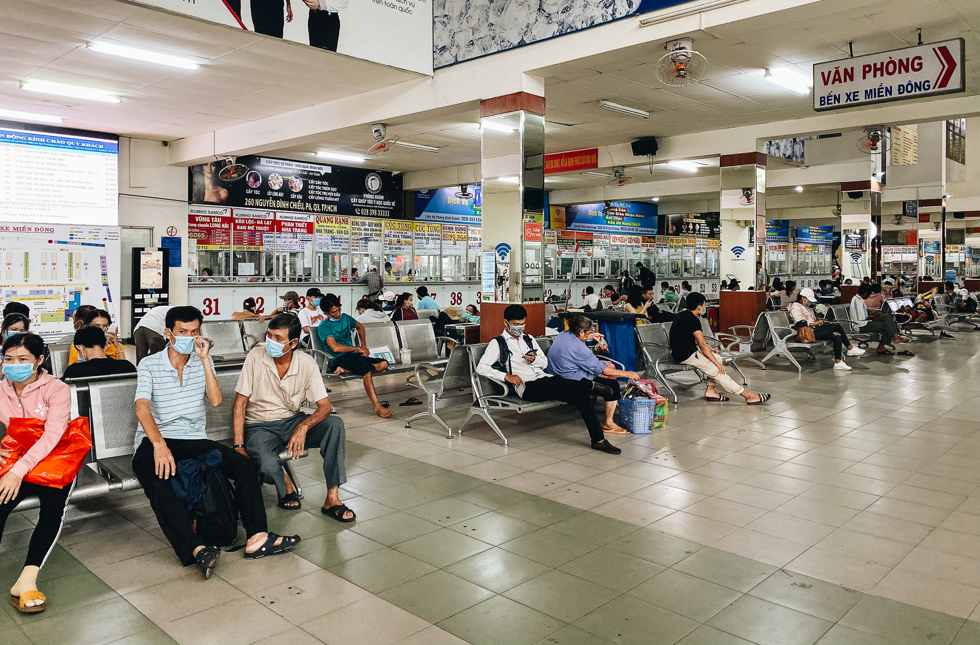 The 2 largest bus stations in Saigon 