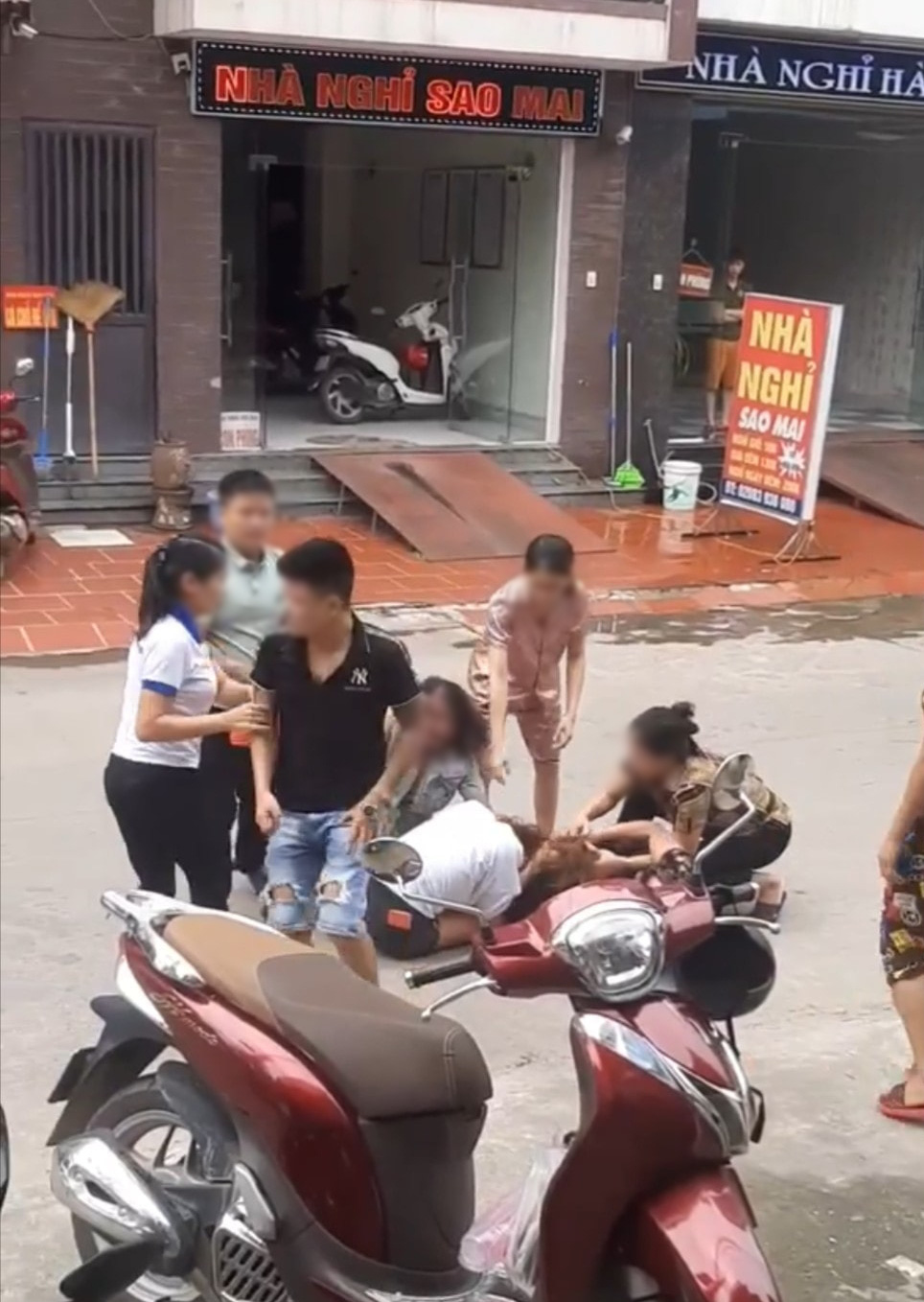 Phẫn nộ người chồng đ&aacute;nh lại vợ d&atilde; man để bảo vệ nh&acirc;n t&igrave;nh, mẹ gi&agrave; can ngăn nhưng đ&agrave;nh bất lực - Ảnh 1.