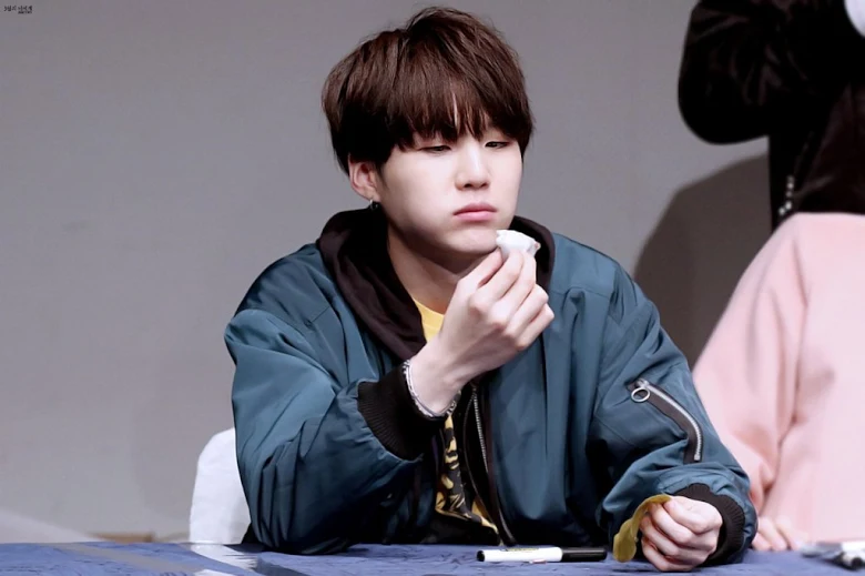 BTS c&oacute; 2 kiểu người sống để ăn v&agrave; ăn để sống: Thực thần Jin ch&aacute;y bỏng đam m&ecirc;, Suga ngao ng&aacute;n như bị mẹ &eacute;p ăn - Ảnh 10.