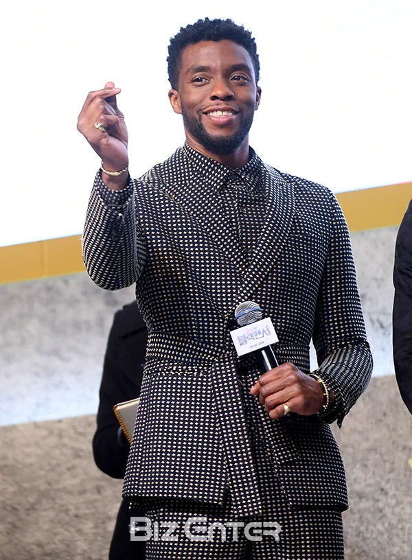 MXH dậy sóng vì khoảnh khắc Black Panther Chadwick Boseman tại sự kiện ở Hàn 1 năm trước, hành động nhỏ cho thấy nhân cách hiếm có - Ảnh 6.