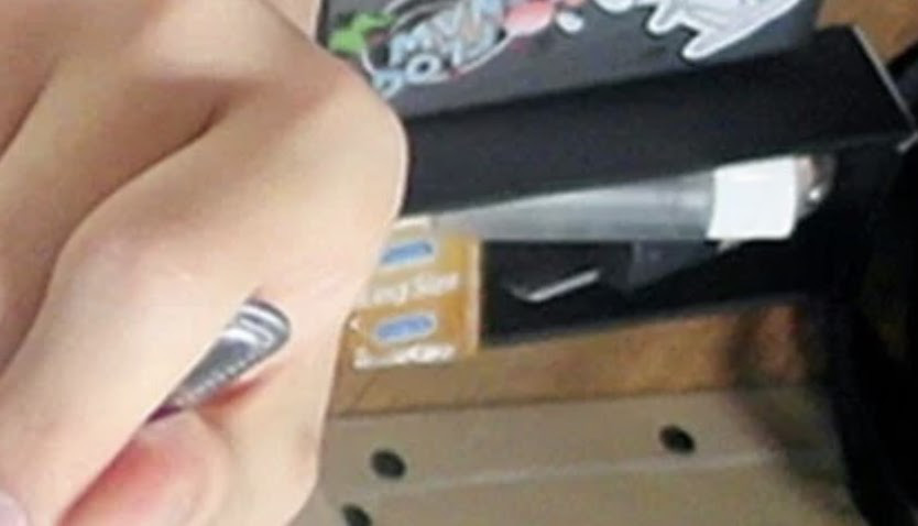 Idol Kpop dở khóc dở cười vì fan tặng quà 18+: EXO tá hỏa với mưa đồ lót, nam thần BTS gặp scandal vì món quà đỏ mặt - Ảnh 3. Idol Kpop dở khóc dở cười vì fan tặng quà 18+: EXO tá hỏa với mưa đồ lót, nam thần BTS gặp scandal vì món quà đỏ mặt - Ảnh 3.